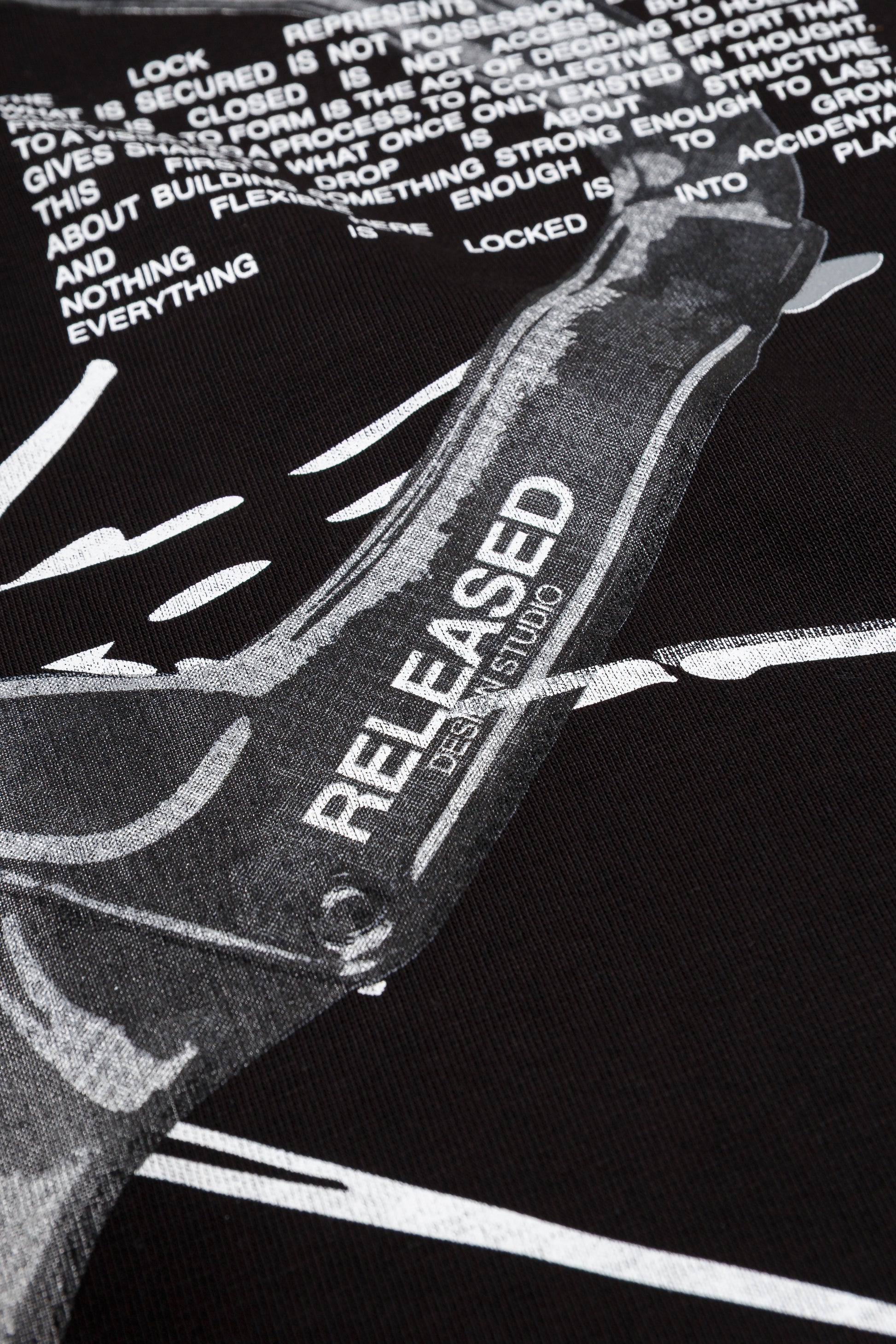 Camiseta grafica oversized negro en algodón pesado colección From Idea to Form - RELEASED DESIGN STUDIO