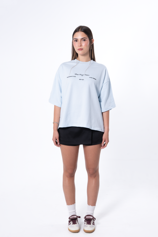 CAMISETA BOXY FIT HOTEL RESORT BABY BLUE