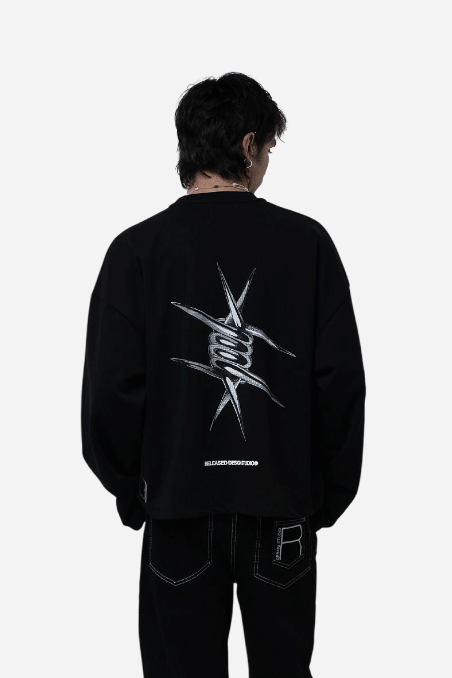 Buzo Crewneck negro oversize en algodón pesado colección From Idea to Form - RELEASED DESIGN STUDIO