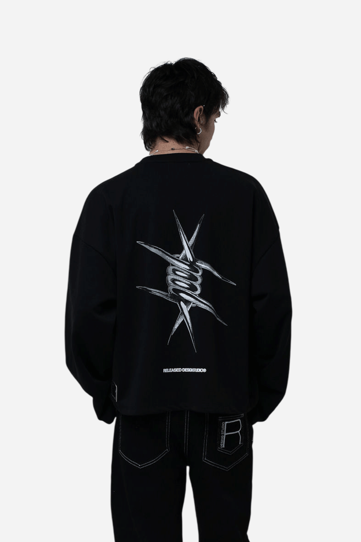 Buzo Crewneck negro oversize en algodón pesado colección From Idea to Form - RELEASED DESIGN STUDIO