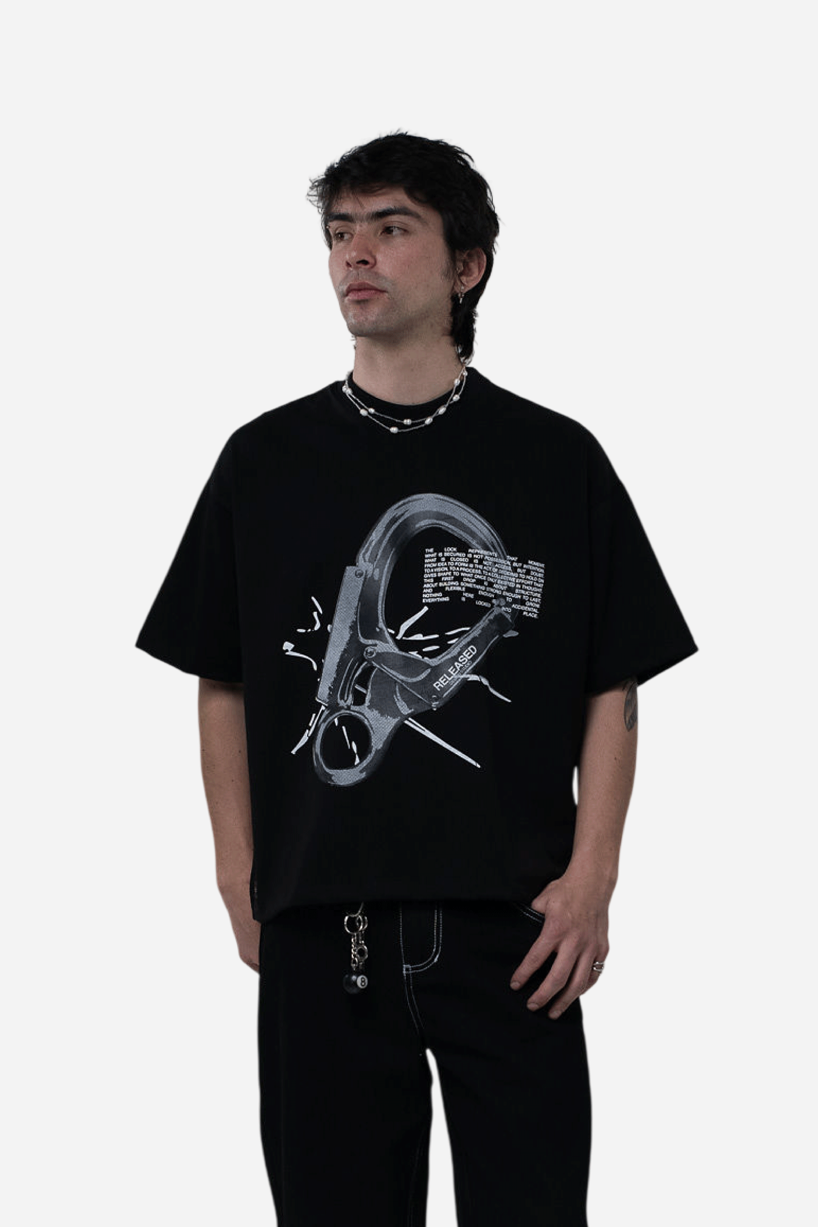 Camiseta grafica oversized negro en algodón pesado colección From Idea to Form - RELEASED DESIGN STUDIO